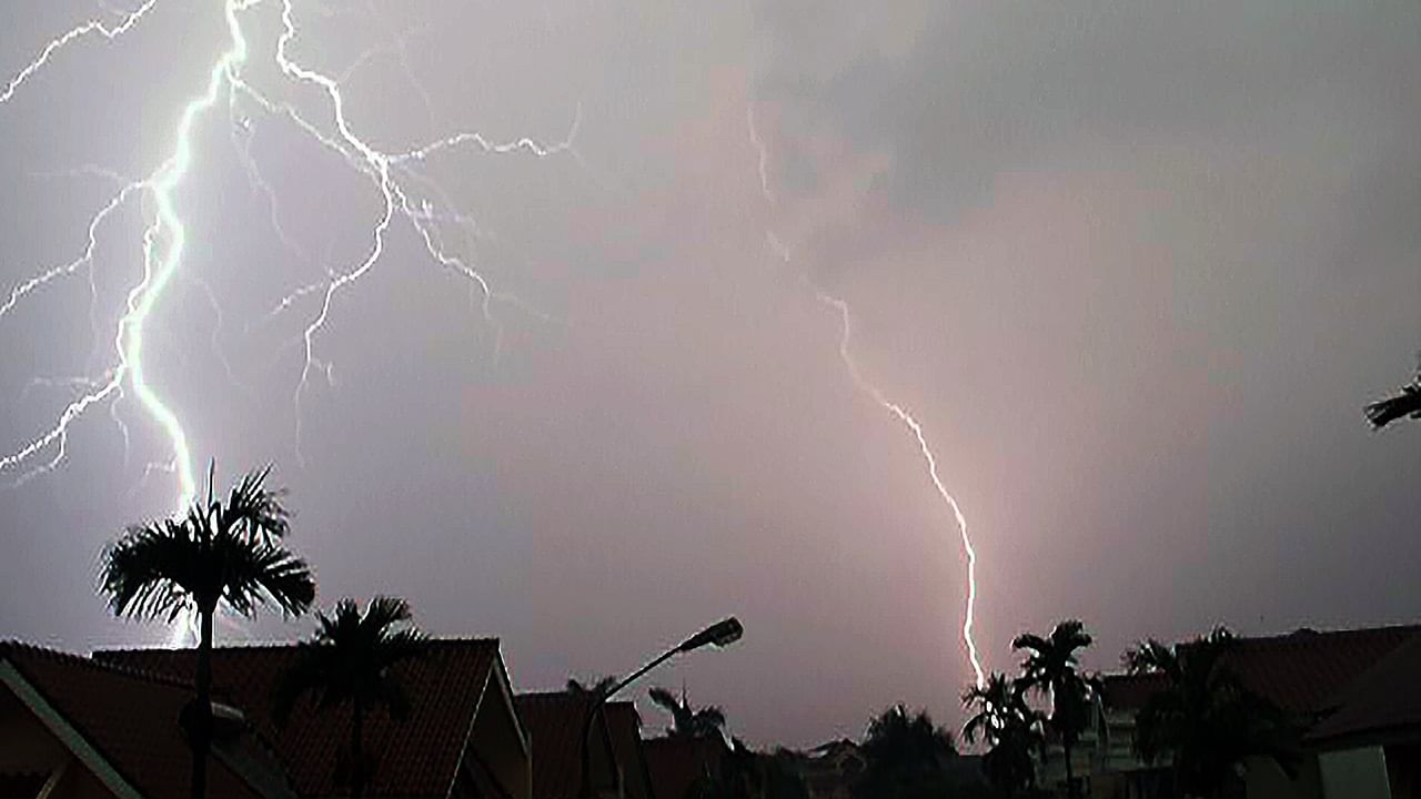 Kerala Rain Alert : മഴ, കാറ്റ്, മിന്നല്; സംസ്ഥാനത്ത് വീണ്ടും ജാഗ്രതാ നിര്ദ്ദേശങ്ങള്; നാളെ മൂന്ന് ജില്ലകളില് ഓറഞ്ച് അലര്ട്ട് Kerala Rain Alert : മഴ, കാറ്റ്, മിന്നല്; സംസ്ഥാനത്ത് വീണ്ടും ജാഗ്രതാ നിര്ദ്ദേശങ്ങള്; നാളെ മൂന്ന് ജില്ലകളില് ഓറഞ്ച് അലര്ട്ട്