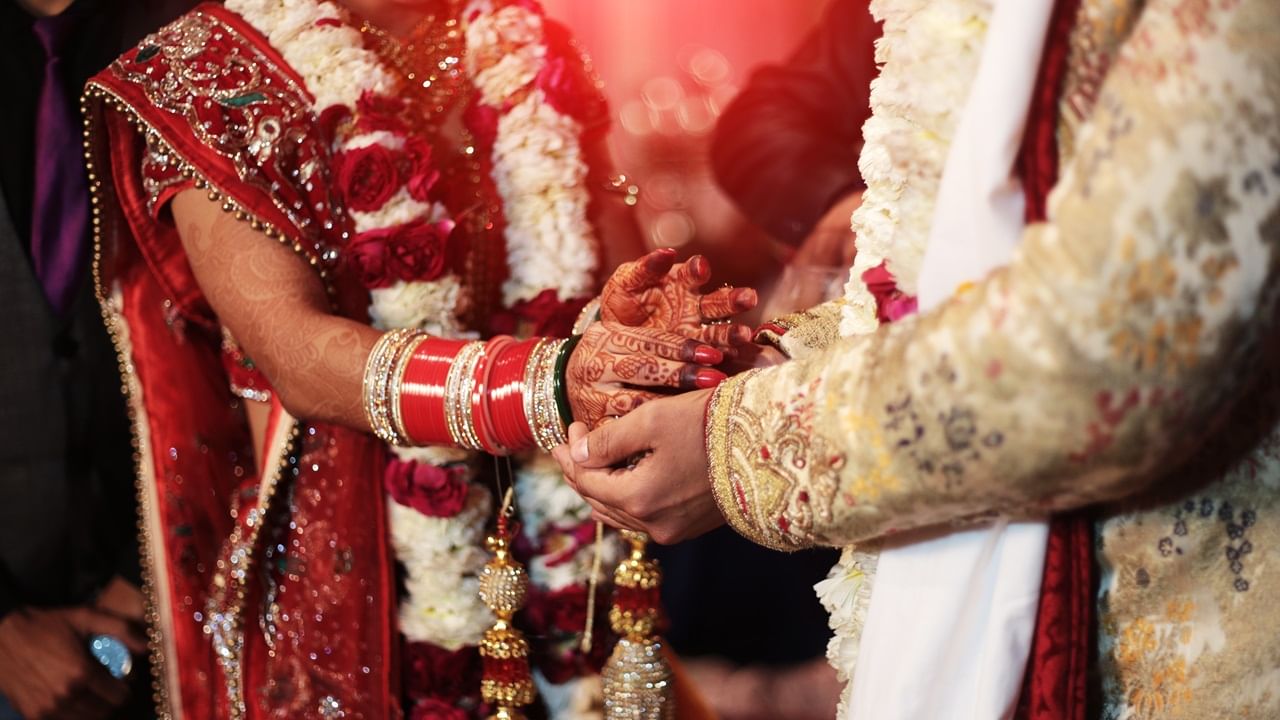 Marriage Fraud : വിവാഹം ചെയ്യും, പണം തട്ടും, മുങ്ങും; കബളിപ്പിച്ചത് ആറു പുരുഷന്മാരെ; ഒടുവില് യുവതി കുടുങ്ങി Marriage Fraud : വിവാഹം ചെയ്യും, പണം തട്ടും, മുങ്ങും; കബളിപ്പിച്ചത് ആറു പുരുഷന്മാരെ; ഒടുവില് യുവതി കുടുങ്ങി
