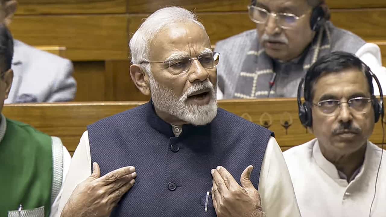 Narendra Modi : അടിയന്തരാവസ്ഥയുടെ കളങ്കം കോണ്ഗ്രസിന് കഴുകിക്കളയാനാകില്ല; ലോക്സഭയില് ആഞ്ഞടിച്ച് പ്രധാനമന്ത്രി Narendra Modi : അടിയന്തരാവസ്ഥയുടെ കളങ്കം കോണ്ഗ്രസിന് കഴുകിക്കളയാനാകില്ല; ലോക്സഭയില് ആഞ്ഞടിച്ച് പ്രധാനമന്ത്രി