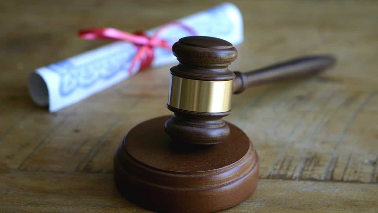 Man Sells Land To pay Alimony : 44 വര്ഷത്തെ ദാമ്പത്യം അവസാനിപ്പിക്കാന് ജീവനാംശമായി നല്കേണ്ടത് മൂന്ന് കോടി രൂപ; പണം കണ്ടെത്തിയത് സ്ഥലം വിറ്റ് Man Sells Land To pay Alimony : 44 വര്ഷത്തെ ദാമ്പത്യം അവസാനിപ്പിക്കാന് ജീവനാംശമായി നല്കേണ്ടത് മൂന്ന് കോടി രൂപ; പണം കണ്ടെത്തിയത് സ്ഥലം വിറ്റ്