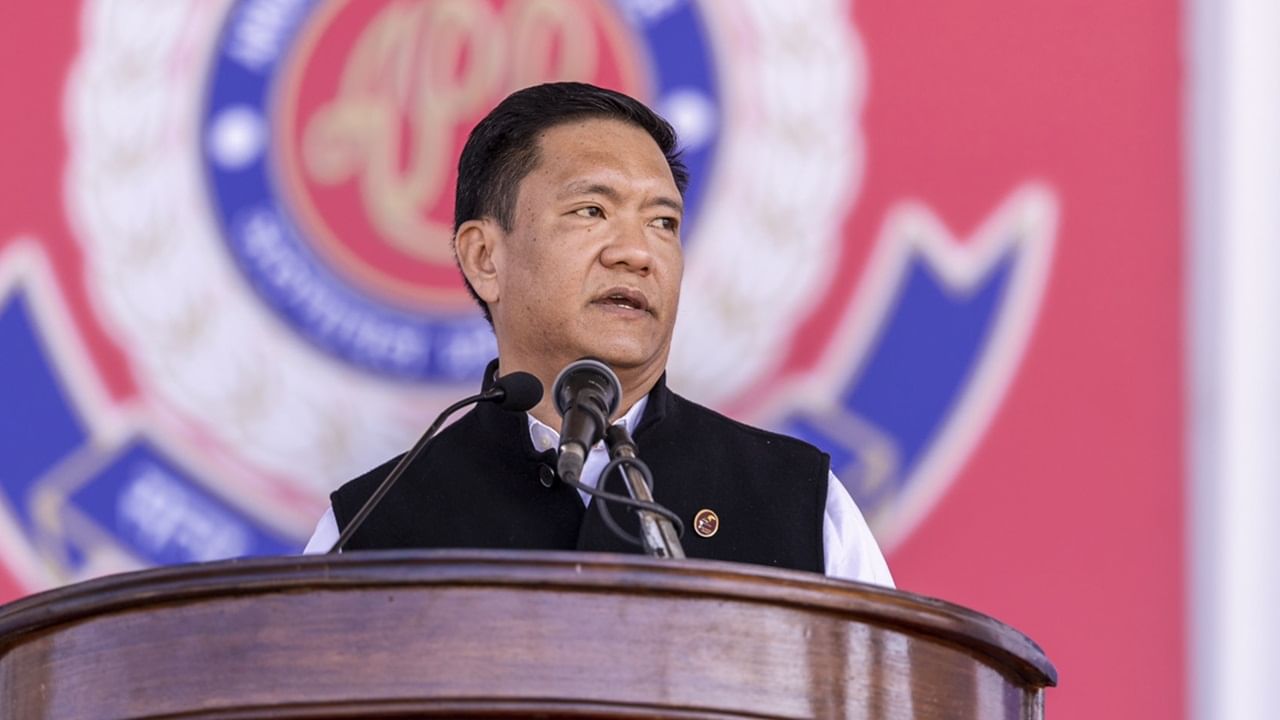 അരുണാചല്‍ പ്രദേശ് മുഖ്യമന്ത്രി പെമ ഖണ്ഡുവാണ് രാജ്യത്തെ സമ്പന്നനായ രണ്ടാമത്തെ മുഖ്യമന്ത്രി. 332 കോടിയിലേറെ രൂപയുടെ ആസ്തി പെമ ഖണ്ഡുവിനുണ്ട്. 180 കോടി രൂപയുടെ ബാധ്യതയുമുണ്ട് (Image Credits : PTI)