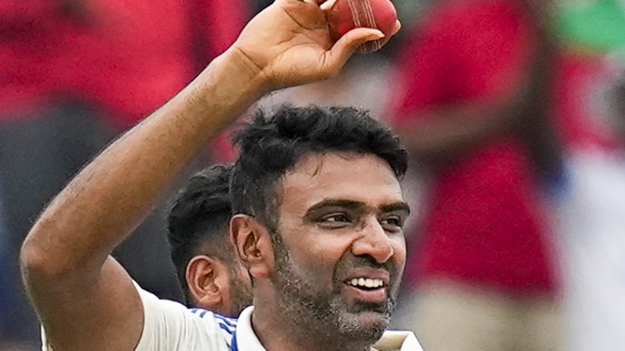 ഗാബ ടെസ്റ്റ് സമനിലയിലായതിന് പിന്നാലെയാണ് ഇന്ത്യന് സ്പിന്നര് ആര് അശ്വിന് അന്താരാഷ്ട്ര ക്രിക്കറ്റില് നിന്ന് വിരമിക്കുന്നതായി പ്രഖ്യാപിച്ചത്. വാര്ത്താ സമ്മേളനത്തിലായിരുന്നു പ്രഖ്യാപനം. ഗാബ ടെസ്റ്റിലെ പ്ലെയിങ് ഇലവനില് അശ്വിന് ഉണ്ടായിരുന്നില്ല (image credits : PTI)