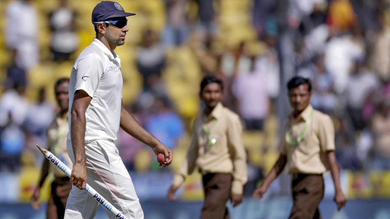 അന്താരാഷ്ട്ര ക്രിക്കറ്റ്, ഐപിഎല്, ആഭ്യന്തര ക്രിക്കറ്റ് എന്നിവയില് നിന്നാണ് കൂടുതല് വരുമാനവും. പരസ്യങ്ങളില് നിന്നും താരം പണം സമ്പാദിച്ചിട്ടുണ്ട്. വിവിധ ബ്രാന്ഡുകളുടെ ഭാഗമായിട്ടുണ്ട്. 2022-23 സീസണില് അശ്വിനെ ബിസിസിഐ ഗ്രേഡ് എയില് ഉള്പ്പെടുത്തിയിരുന്നു. അഞ്ച് കോടി രൂപയായിരുന്നു വാര്ഷിക ശമ്പളം (image credits : PTI)