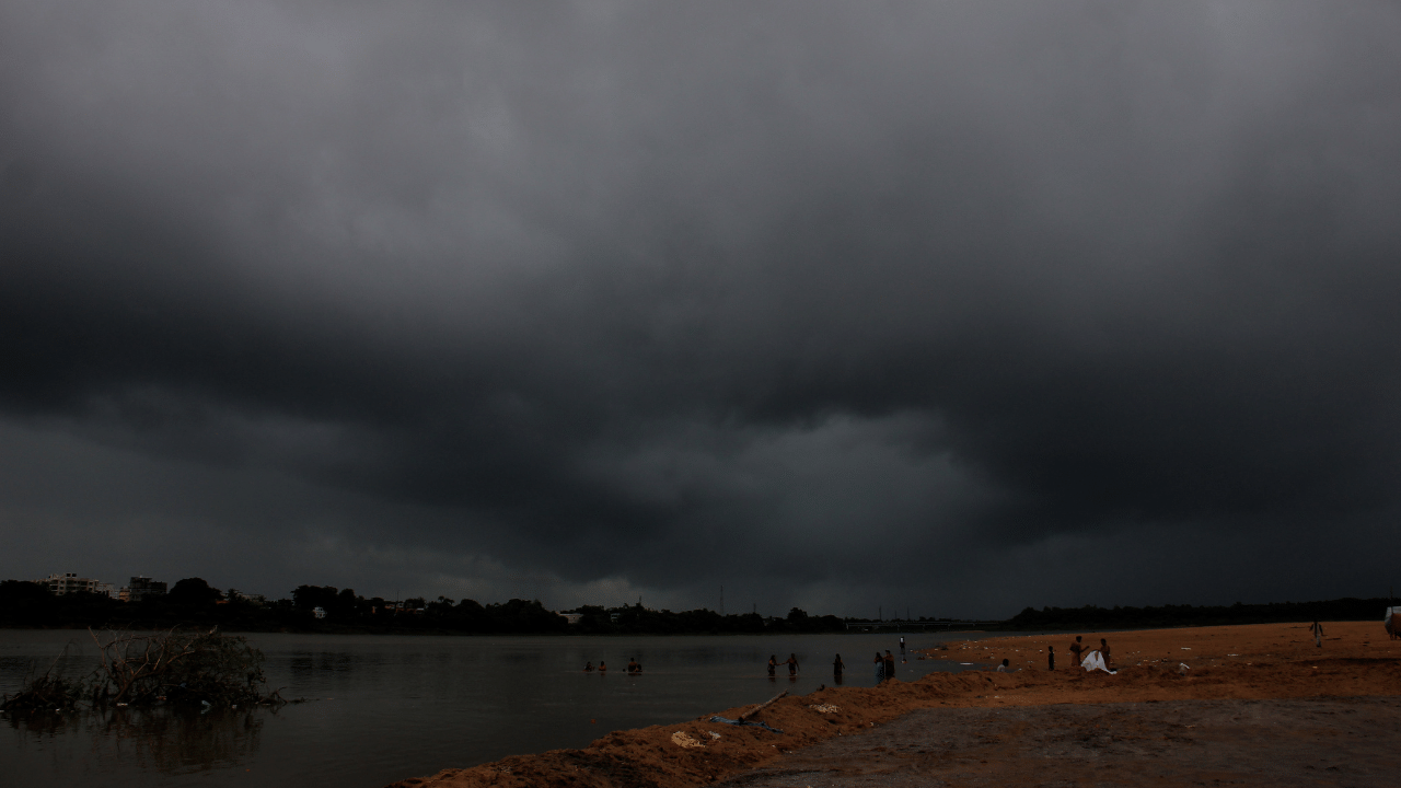 Kerala Rain Alert: വീണ്ടും ന്യൂനമർദ്ദം; സംസ്ഥാനത്ത് അടുത്ത 5 ദിവസം മഴയ്ക്ക് സാധ്യത, ഈ ജില്ലകളിൽ മുന്നറിയിപ്പ്