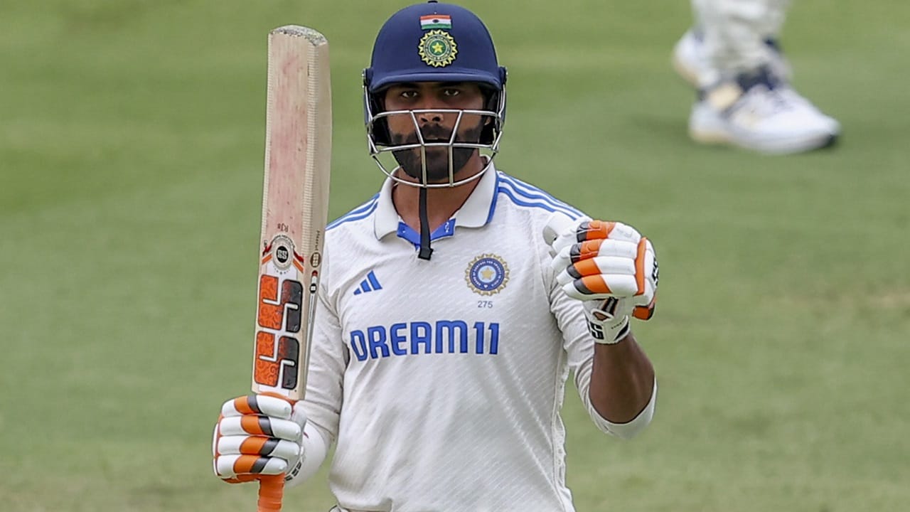 ഇംഗ്ലീഷിലുള്ള ചോദ്യങ്ങള്ക്ക് ഉത്തരം നല്കാന് ജഡേജ വിസമ്മതിച്ചുവെന്നായിരുന്നു വിമര്ശനം. താരത്തിന്റെ സമീപനം വിചിത്രമായിരുന്നുവെന്ന് '7 ന്യൂസ്' വിമര്ശിച്ചു (image credits: PTI)