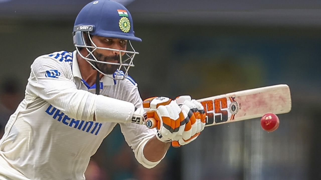 ജഡേജ ഹിന്ദിയിലാണ് ചോദ്യങ്ങള്‍ക്ക് ഉത്തരം നല്‍കിയതെന്നും, ഓസ്‌ട്രേലിയന്‍ മാധ്യമപ്രവര്‍ത്തകരെ ഇത് അലോസരപ്പെടുത്തിയെന്നും വിമര്‍ശനം. മാധ്യമ സമ്മേളനത്തില്‍ താരം നേരത്തെ തന്നെ പോയെന്നും ഓസ്‌ട്രേലിയന്‍ മാധ്യമത്തിന്റെ ആരോപണം (image credits: PTI)