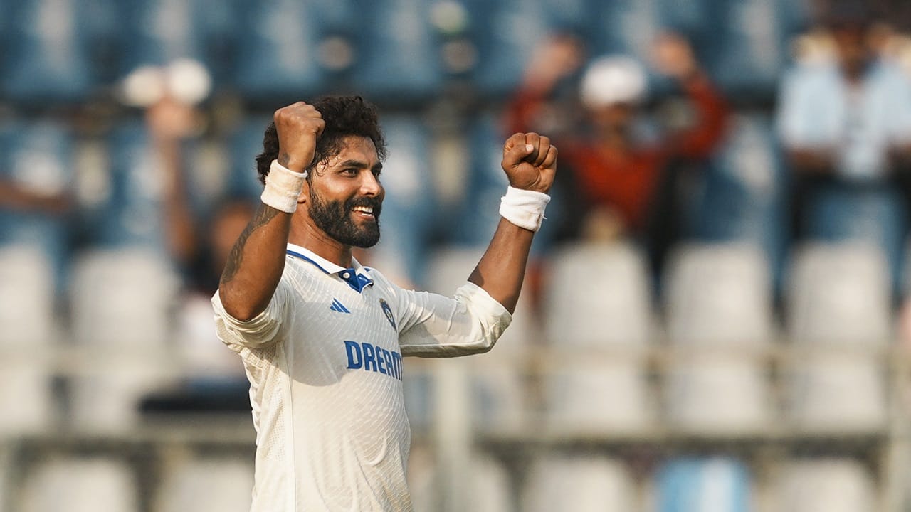 ഓസ്ട്രേലിയന് മാധ്യമം 'ഓവര് റിയാക്ട്' ചെയ്യുന്നുവെന്ന് പരമ്പര കവര് ചെയ്യാനെത്തിയ ഇന്ത്യയിലെ മാധ്യമപ്രവര്ത്തകര് വ്യക്തമാക്കി. സമയക്കുറവ് മൂലമാണ് ജഡേജയ്ക്ക് എല്ലാ ചോദ്യങ്ങള്ക്ക് ഉത്തരം നല്കാന് സാധിക്കാത്തതെന്നും അവര് വ്യക്തമാക്കി. 7 ന്യൂസ് റിപ്പോര്ട്ട് കാപട്യമെന്ന് സോഷ്യല് മീഡിയ ഉപയോക്താക്കളും വിമര്ശിച്ചു (image credits: PTI)