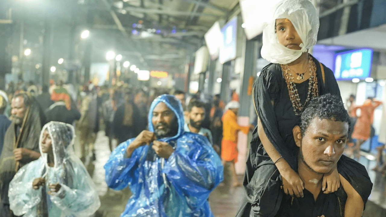 Sabarimala Weather: കനത്ത മഴയും കോടയും; ജില്ലയിൽ റെഡ് അലർട്ട്, ഭക്തർക്ക് മലകയറ്റം അതികഠിനം Sabarimala Weather: കനത്ത മഴയും കോടയും; ജില്ലയിൽ റെഡ് അലർട്ട്, ഭക്തർക്ക് മലകയറ്റം അതികഠിനം