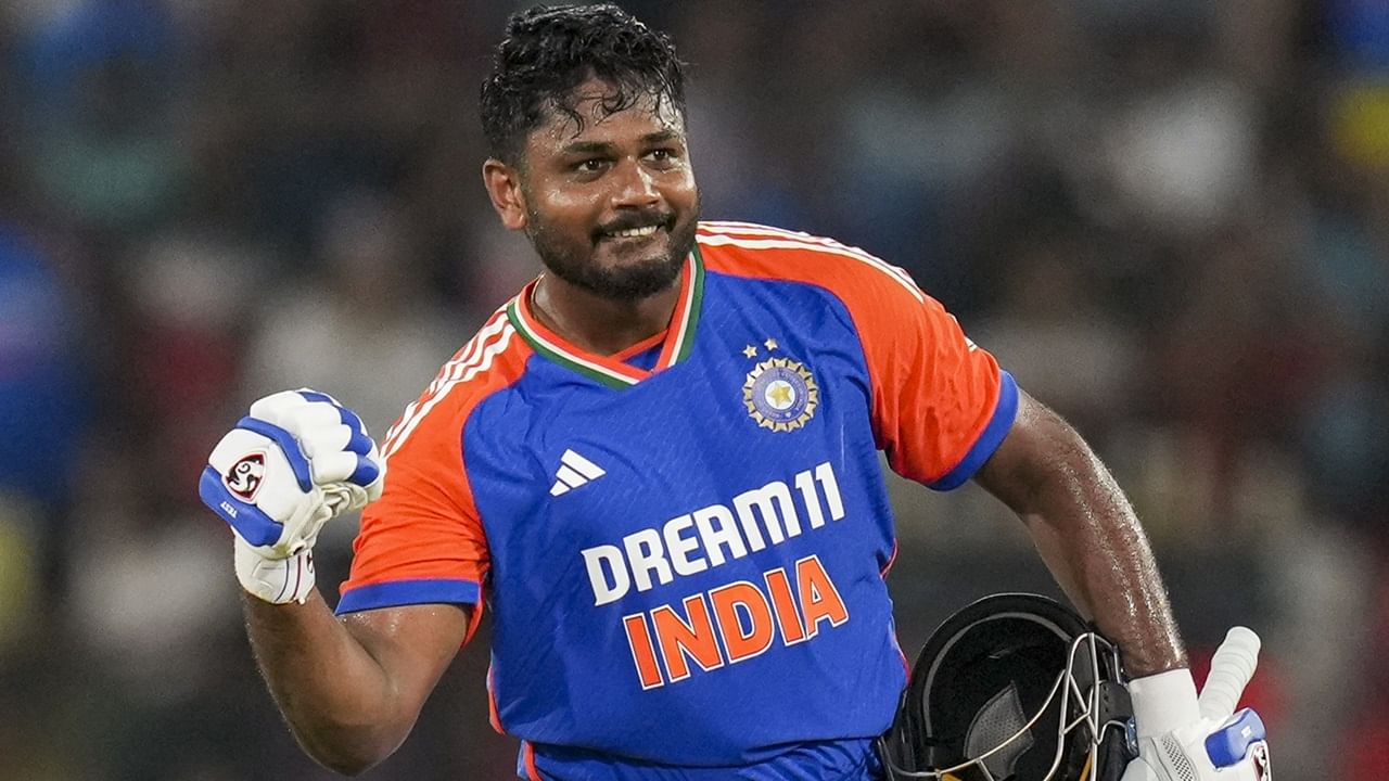 വിജയ് ഹസാരെ ട്രോഫിയില് കേരള ടീമില് സഞ്ജു സാംസണെ ഉള്പ്പെടുത്തിയിട്ടില്ല. ഇത് ചാമ്പ്യന്സ് ട്രോഫിക്കുള്ള ഇന്ത്യന് ടീമില് ഉള്പ്പെടാനുള്ള സഞ്ജുവിന്റെ സാധ്യതകള്ക്ക് തിരിച്ചടിയാകുമെന്ന് മുന്താരവും കമന്റേറ്ററുമായ ആകാശ് ചോപ്ര വ്യക്തമാക്കിയിരുന്നു. എങ്കിലും ടീം പ്രഖ്യാപനം ഉണ്ടാകുമെങ്കില് സഞ്ജു ഉള്പ്പെടുമെന്ന പ്രതീക്ഷയിലാണ് ആരാധകര് (Image Credits : PTI)