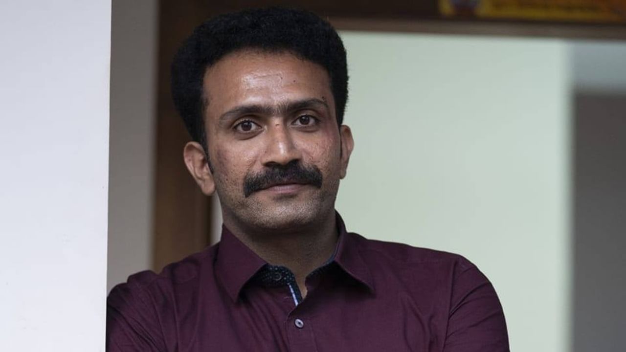 Shine Tom Chacko: പൊലീസ് വേഷത്തില്‍ ഷൈന്‍ ടോം ചാക്കോ, പട്രോളിങ്ങാണെന്ന് തെറ്റിദ്ധരിച്ച് ബൈക്ക് ബ്രേക്കിട്ടപ്പോള്‍ അപകടം; യുവാവിന് പരിക്ക്‌