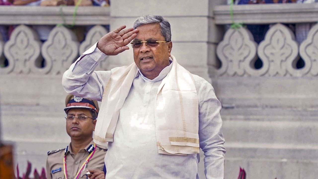 കര്‍ണാടക മുഖ്യമന്ത്രി സിദ്ധരാമയ്യയാണ് മൂന്നാമത്. 51 കോടിയിലേറെ രൂപയുടെ ആസ്തി സിദ്ധരാമയ്യയ്ക്കുണ്ട്. 23 കോടിയാണ് സിദ്ധരാമയ്യയുടെ ബാധ്യത (Image Credits : PTI)