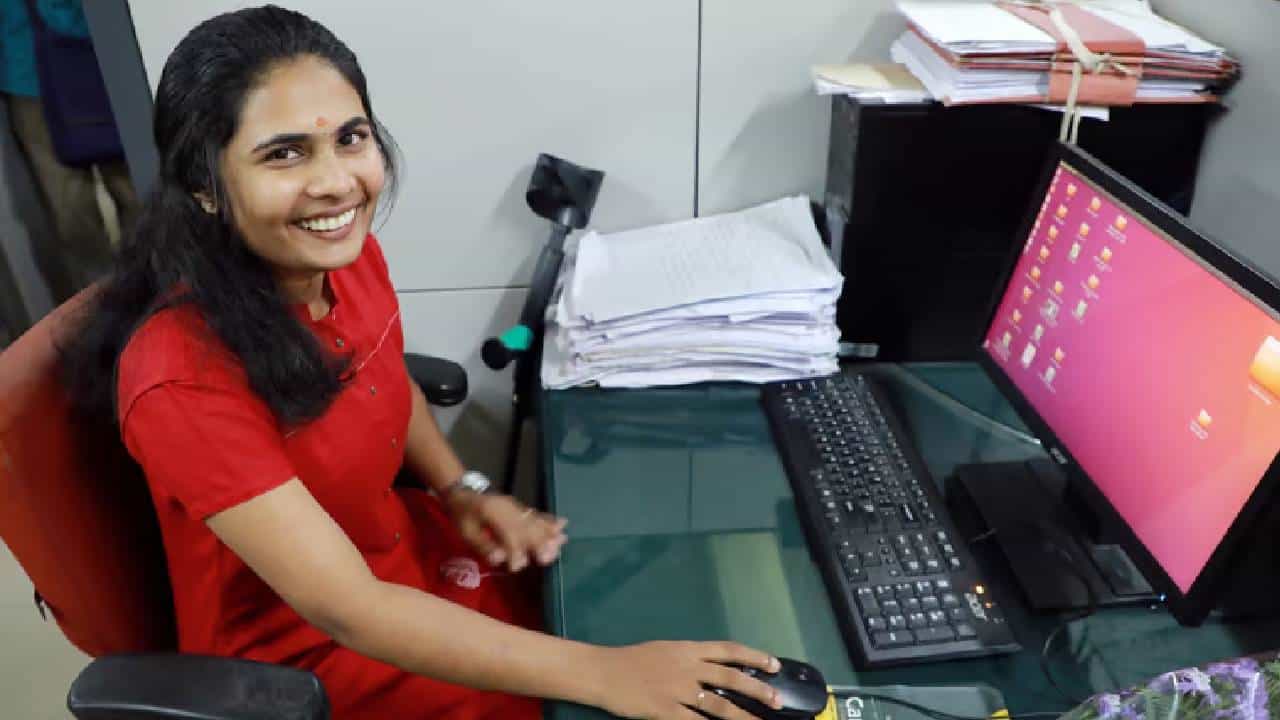 Wayanad Landslide Survivor Shruti: കൈത്താങ്ങായതിൽ സന്തോഷമുണ്ട്, എല്ലാവർക്കും നന്ദി; ശ്രുതി ഇനി റവന്യൂ വകുപ്പിൽ ക്ലർക്ക് Wayanad Landslide Survivor Shruti: കൈത്താങ്ങായതിൽ സന്തോഷമുണ്ട്, എല്ലാവർക്കും നന്ദി; ശ്രുതി ഇനി റവന്യൂ വകുപ്പിൽ ക്ലർക്ക്