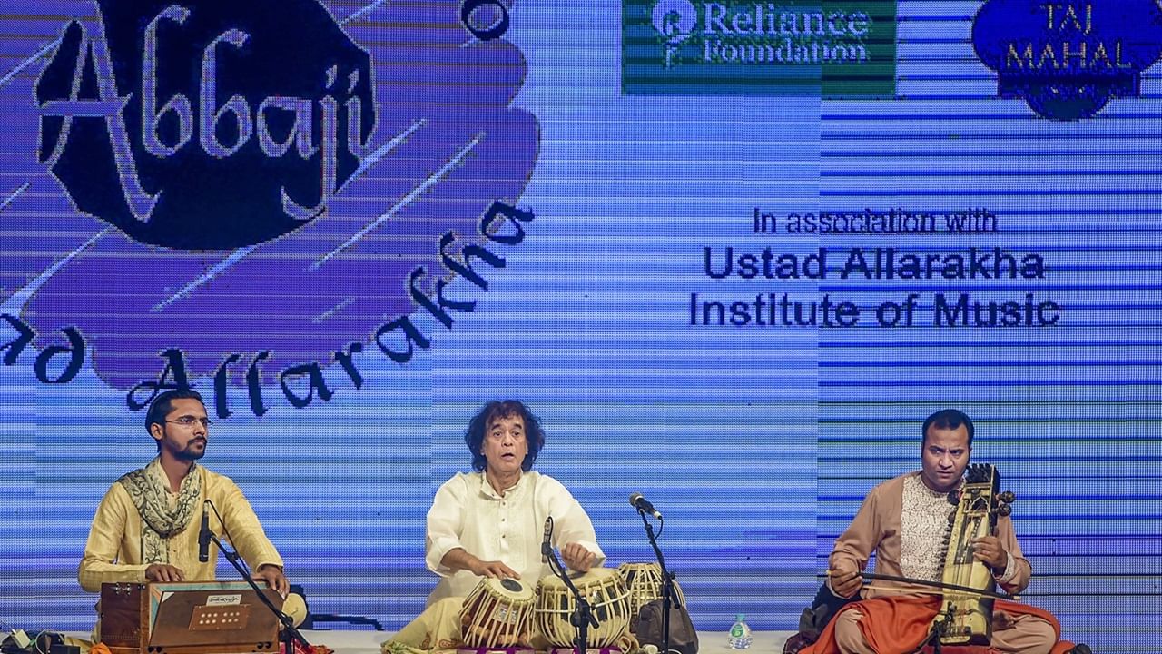 അഞ്ച് ഗ്രാമി അവാര്‍ഡുകള്‍ അദ്ദേഹം നേടിയിട്ടുണ്ട്. 1988ല്‍ പത്മശ്രീ, 2002ല്‍ പത്മഭൂഷണ്‍, 2023ല്‍ പത്മവിഭൂഷണ്‍ എന്നിവ നല്‍കി രാജ്യം ആദരിച്ചു (image credits : PTI)