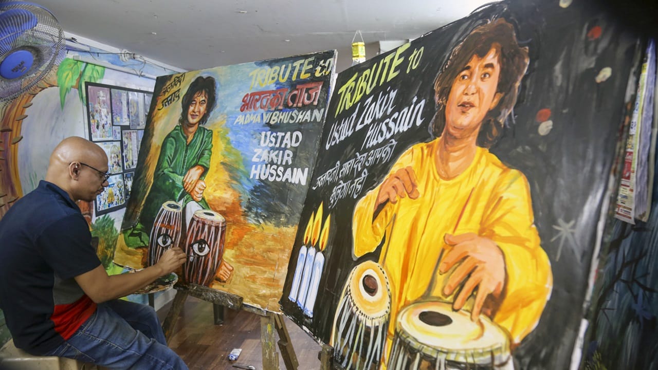 1951 മാര്‍ച്ച് ഒമ്പതിന് മഹാരാഷ്ട്രയിലെ മുംബൈയിലാണ് അദ്ദേഹം ജനിച്ചത്. തബല വിദ്വാന്‍ ഉസ്താദ് അല്ലാഹ് റഖയുടെ മൂത്ത മകനായിരുന്നു (image credits : PTI)