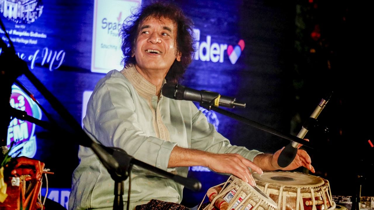 ചെറുപ്രായത്തില്‍ തന്നെ സംഗീതത്തോട് താല്‍പര്യം. കഥക് നര്‍ത്തകിയും അധ്യാപികയുമായിരുന്ന അന്റോണിയ മിനക്കോളയാണ് ഭാര്യ. ഇരുവര്‍ക്കും രണ്ട് പെണ്‍മക്കള്‍. സാസ്, ഹീറ്റ് ആന്‍ഡ് ഡസ്റ്റ് തുടങ്ങിയ ചിത്രങ്ങളിലും സക്കീര്‍ ഹുസൈന്‍ അഭിനയിച്ചു (image credits : PTI)