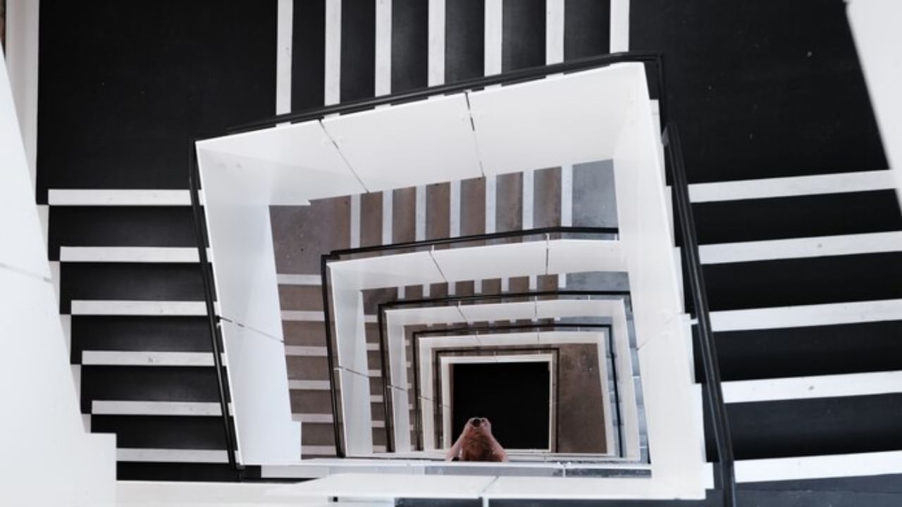 പടിക്കെട്ടിനടിയിൽ ഒന്നും വയ്ക്കാൻ പാടില്ല. ഇങ്ങനെ ചെയ്താൽ അത് നെഗറ്റീവ് എനർജി കൊണ്ടുവരുകയും വീട്ടിൽ പ്രശ്നങ്ങൾ ഉണ്ടാക്കുകയും ചെയ്യും. (നിരാകരണം: മുകളിൽ നൽകിയിരിക്കുന്ന വിവരങ്ങൾ പൊതുവായ വാസ്തു വിശ്വാസങ്ങളെ മാത്രം അടിസ്ഥാനമാക്കി നൽകിയിരിക്കുന്നതാണ്. TV9 മലയാളം ഇത് സ്ഥിരീകരിക്കുന്നില്ല. ( Image Credits: Freepik, Getty Images)