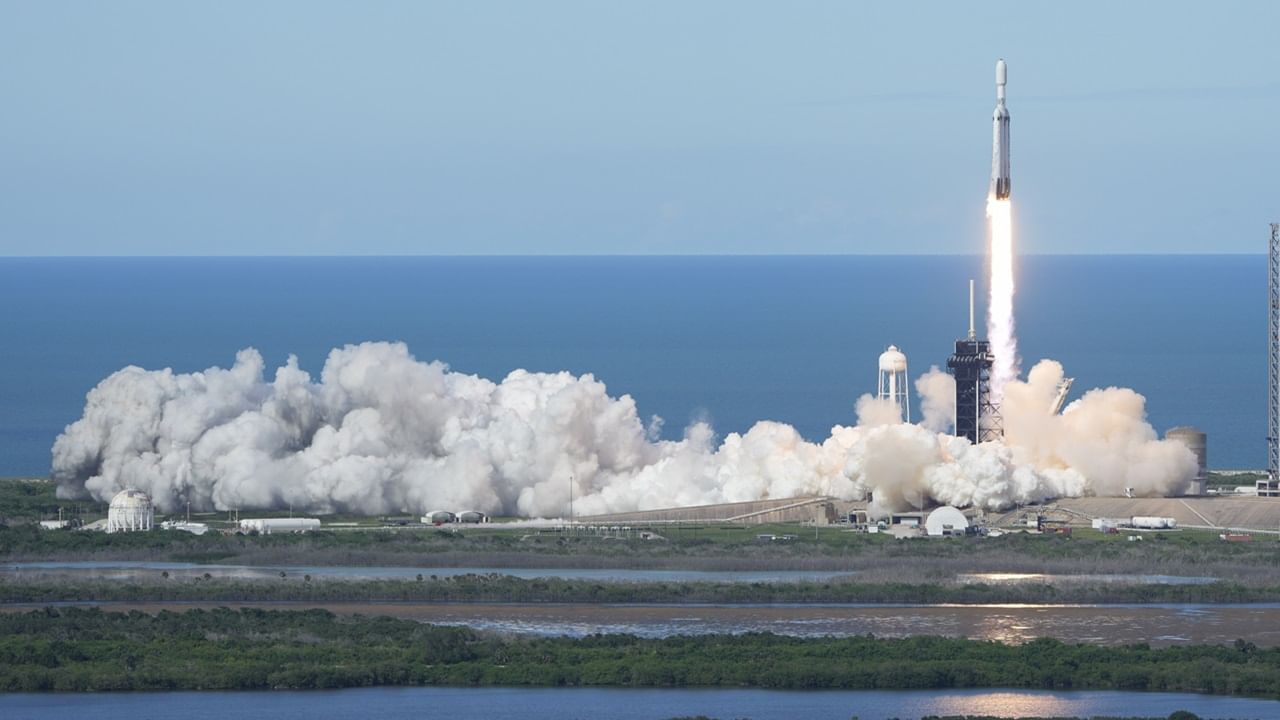 Spacex Falcon Heavy Rocket Lifts Off