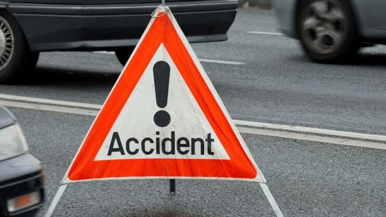 Kollam Car Accident: കൊല്ലത്ത് ശബരിമല തീർത്ഥാടകരുടെ കാറും ടൂറിസ്റ്റ് ബസും കൂട്ടിയിടിച്ച് രണ്ടുമരണം; ഒരാൾ ഗുരുതരാവസ്ഥയിൽ Kollam Car Accident: കൊല്ലത്ത് ശബരിമല തീർത്ഥാടകരുടെ കാറും ടൂറിസ്റ്റ് ബസും കൂട്ടിയിടിച്ച് രണ്ടുമരണം; ഒരാൾ ഗുരുതരാവസ്ഥയിൽ