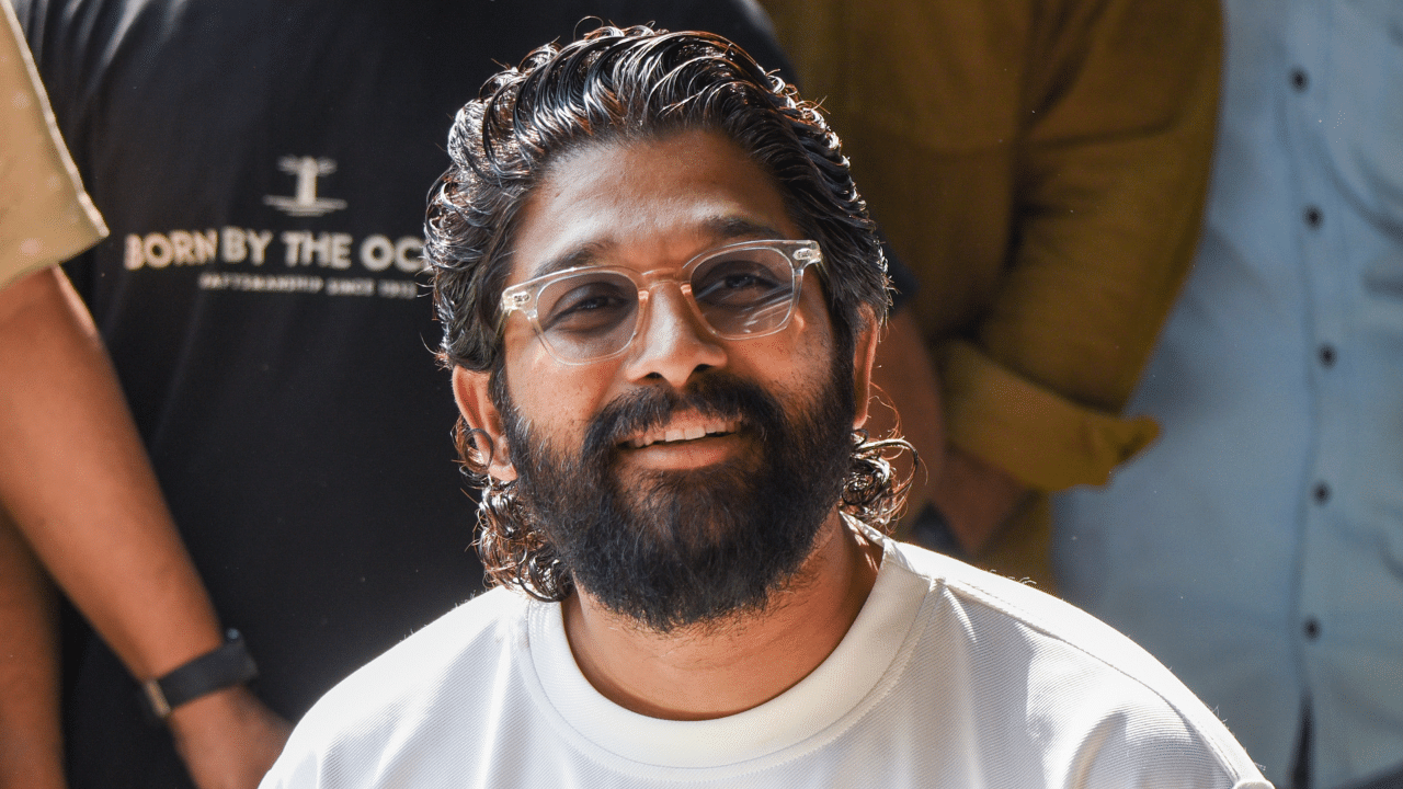 Allu Arjun: പ്രീമിയർ ഷോയ്ക്കിടെ യുവതി മരിച്ച സംഭവം; അല്ലു അർജുന് ജാമ്യം അനുവദിച്ച് ഹൈക്കോടതി Allu Arjun: പ്രീമിയർ ഷോയ്ക്കിടെ യുവതി മരിച്ച സംഭവം; അല്ലു അർജുന് ജാമ്യം അനുവദിച്ച് ഹൈക്കോടതി