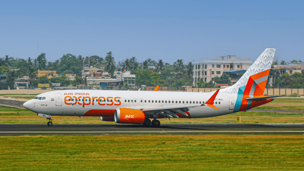 Air India Express Kozhikode Emergency Landing: സാങ്കേതിക തകരാർ; കരിപ്പൂർ വിമാനത്താവളത്തിൽ എമർജൻസി ലാൻഡിങ്, ഇറക്കിയത് ദുബായ്-കോഴിക്കോട് വിമാനം Air India Express Kozhikode Emergency Landing: സാങ്കേതിക തകരാർ; കരിപ്പൂർ വിമാനത്താവളത്തിൽ എമർജൻസി ലാൻഡിങ്, ഇറക്കിയത് ദുബായ്-കോഴിക്കോട് വിമാനം