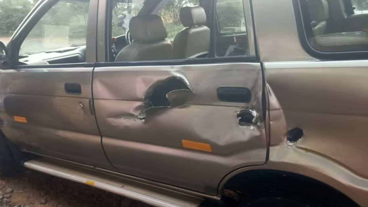 Athirappilly Elephant Attack: നസ്ലന്-കല്യാണി ചിത്രം ഷൂട്ടിങ് ടീം സഞ്ചരിച്ച കാറിന് നേരെ കാട്ടാനാക്രമണം Athirappilly Elephant Attack: നസ്ലന്-കല്യാണി ചിത്രം ഷൂട്ടിങ് ടീം സഞ്ചരിച്ച കാറിന് നേരെ കാട്ടാനാക്രമണം