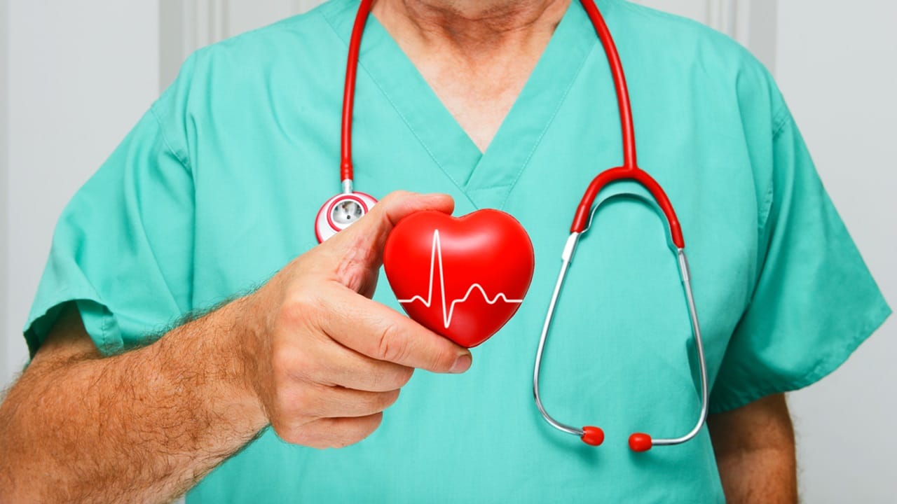 മദ്യപാനം ആരോഗ്യത്തിന് നല്ലതല്ലെന്ന് എല്ലാവര്‍ക്കും അറിയാം. എന്നാല്‍ അമിതമായ മദ്യപാനം ഹൃദയത്തിന് എങ്ങനെയാണ് വെല്ലുവിളിയാകുന്നതെന്ന് അറിയാമോ ? അതില്‍ ചിലത് പരിശോധിക്കാം (Image Credits : Getty)