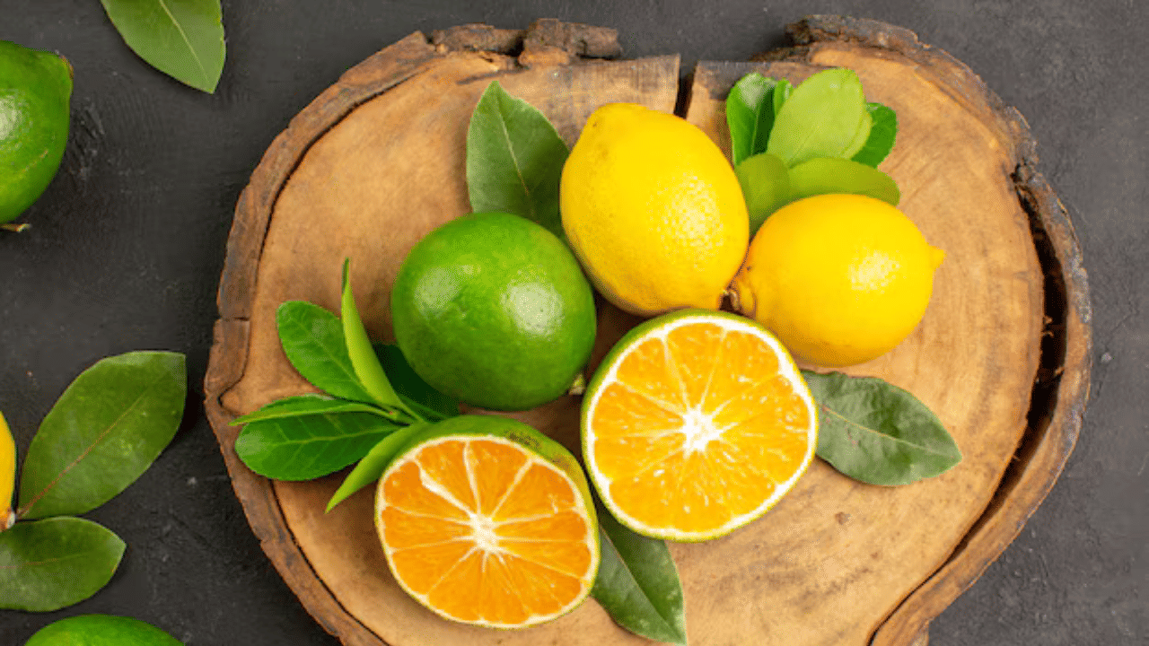 സിട്രസ് പഴങ്ങളുടെ തൊലി പ്രകൃതിദത്ത ഡിയോഡറെൻ്റുകളാണ്. ഓറഞ്ച്, നാരങ്ങ തുടങ്ങിയവയുടെ തൊലികൾ ഫ്രിഡ്ജിലെ ദുർഗന്ധം ഇല്ലാതാക്കുന്നു. കഴുകിയ ശേഷം ഇവയുടെ തൊലി ഒരാഴ്ച്ചയോളം ഫ്രിഡ്ജിൽ സൂക്ഷിക്കാം.