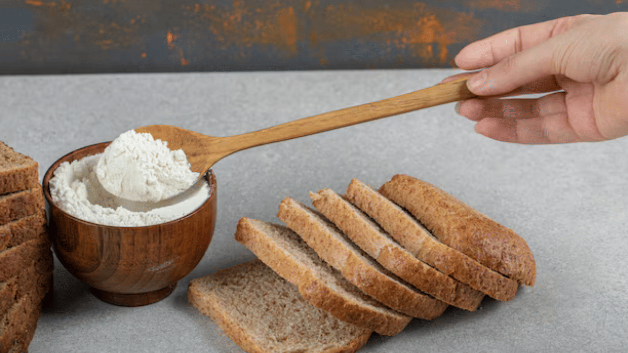 ഫ്രിഡ്ജിലെ ദുർഗന്ധം ഇല്ലാതാക്കാൻ സഹായിക്കുന്ന ഒന്നാണ് ബേക്കിംഗ് സോഡ. ഒരു ബൗൾ നിറയെ ബേക്കിംഗ് സോഡ എടുത്ത് നിങ്ങളുടെ റഫ്രിജറേറ്ററിൻ്റെ ഒരു സൈഡിൽ വയ്ക്കുക. രണ്ട് മണിക്കൂറിന് ശേഷം മാറ്റാവുന്നതാണ്.