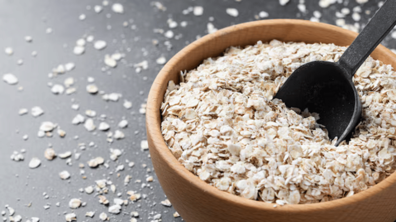 ഫ്രിഡ്ജിലെ ദുർഗന്ധം അകറ്റാനുള്ള മറ്റൊരു മാർഗ്ഗം ഓട്‌സാണ്. ഓട്സ് ഒരു പാത്രത്തിലെടുത്ത് ഫ്രിഡ്ജിൻ്റെ ഷെൽഫിൽ വയ്ക്കുക. ഒരു അലുമിനിയം പാത്രത്തിൽ വേണം ഇത് വയ്ക്കാൻ.