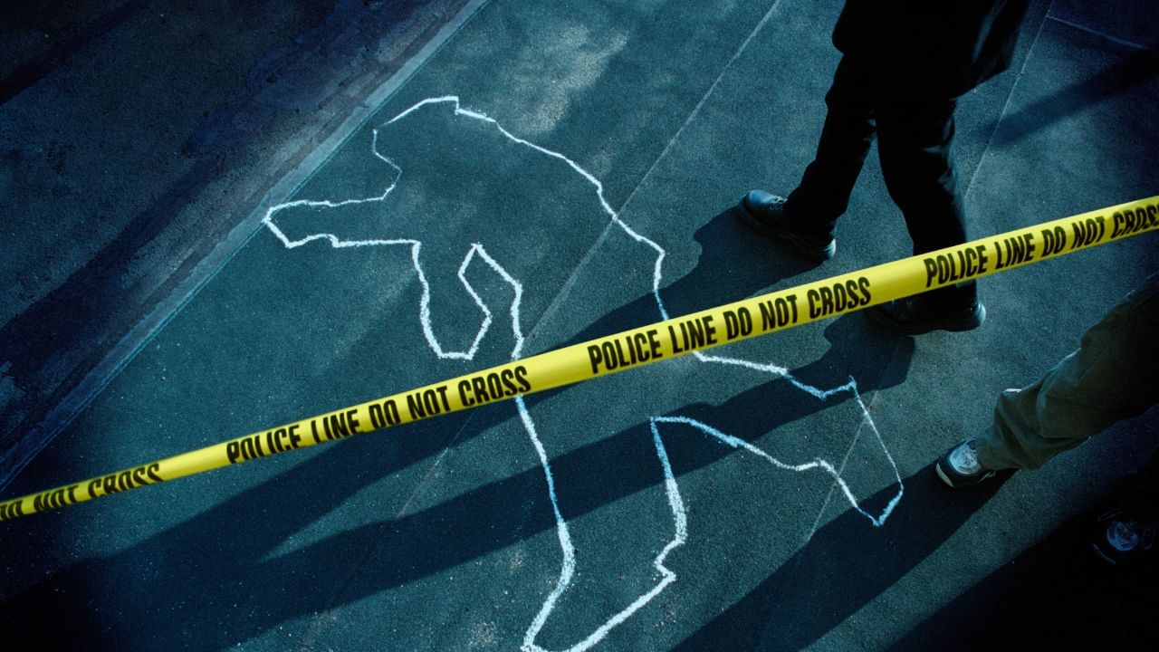 Crime News: ഭാര്യ ശാരീരിക ബന്ധത്തിന് വഴങ്ങിയില്ല, മകളെ ബലാത്സംഗം ചെയ്യാൻ ശ്രമിച്ച ഭർത്താവിനെ വെട്ടി രണ്ട് കഷ്ണമാക്കി Crime News: ഭാര്യ ശാരീരിക ബന്ധത്തിന് വഴങ്ങിയില്ല, മകളെ ബലാത്സംഗം ചെയ്യാൻ ശ്രമിച്ച ഭർത്താവിനെ വെട്ടി രണ്ട് കഷ്ണമാക്കി