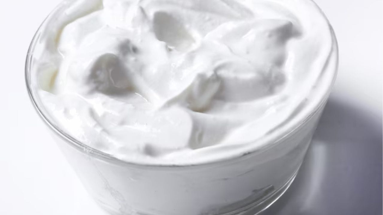 തൈര്- മുടികൊഴിച്ചില്‍ നിയന്ത്രിക്കാന്‍ മികച്ചൊരു മാര്‍ഗമാണ് തൈര്. ഇത് മുടിയുടെ ആരോഗ്യം വര്‍ധിപ്പിക്കാനും മുടിയെ വേഗത്തില്‍ വളരാനും സഹായിക്കുന്നുണ്ട്. (Image Credits: Freepik)