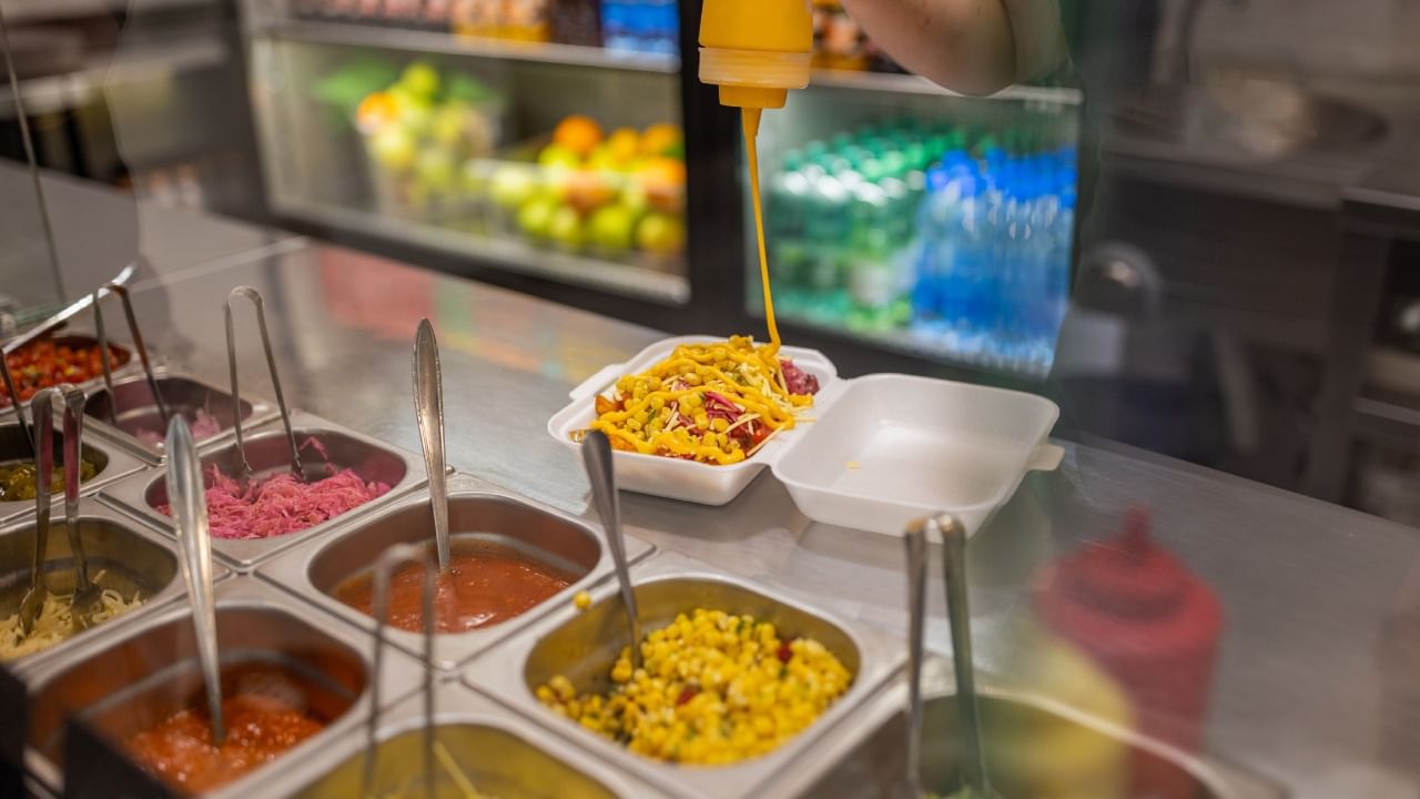 Dubai Single Use Plastic Ban : ദുബായിൽ സിംഗിൾ യൂസ് പ്ലാസ്റ്റിക് നിരോധനം നിലവിൽ വന്നു; വില വർധിപ്പിക്കാനൊരുങ്ങി റെസ്റ്റോറൻ്റുകൾ Dubai Single Use Plastic Ban : ദുബായിൽ സിംഗിൾ യൂസ് പ്ലാസ്റ്റിക് നിരോധനം നിലവിൽ വന്നു; വില വർധിപ്പിക്കാനൊരുങ്ങി റെസ്റ്റോറൻ്റുകൾ