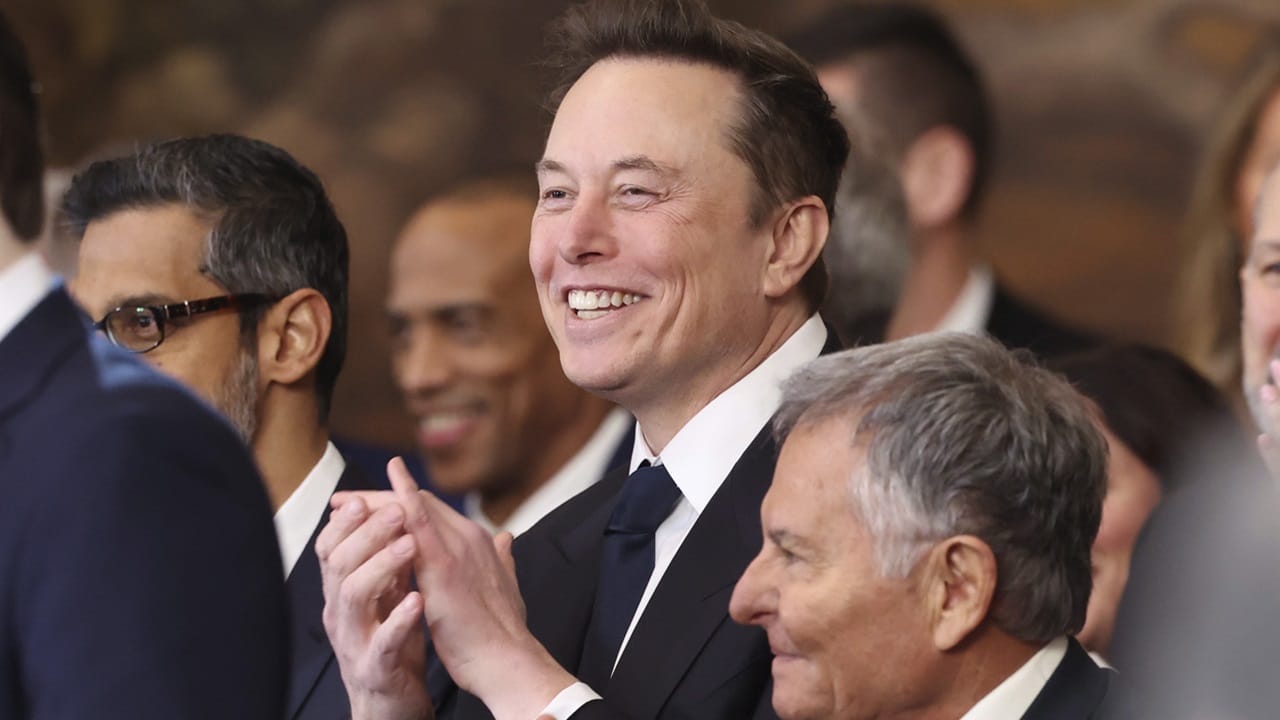 എലോണ്‍ മസ്‌കിനെതിരെ ശക്തമായ പ്രതിഷേധമാണ് പാകിസ്ഥാനില്‍ ഉയരുന്നത്. മസ്‌ക് പാകിസ്ഥാന്‍ വിരുദ്ധ പ്രചാരണം നടത്തിയെന്നും, അദ്ദേഹം മാപ്പ് പറയണമെന്നുമാണ് പാക് സെനറ്റര്‍മാരുടെ ആവശ്യം. മസ്‌കിന്റെ സ്റ്റാര്‍ലിങ്ക് പാകിസ്ഥാനില്‍ പ്രവര്‍ത്തിക്കുന്നതിനുള്ള റെഗുലേറ്ററി അംഗീകാരത്തിനായി അപേക്ഷിച്ചിട്ടുണ്ട് (Image Credits : PTI)