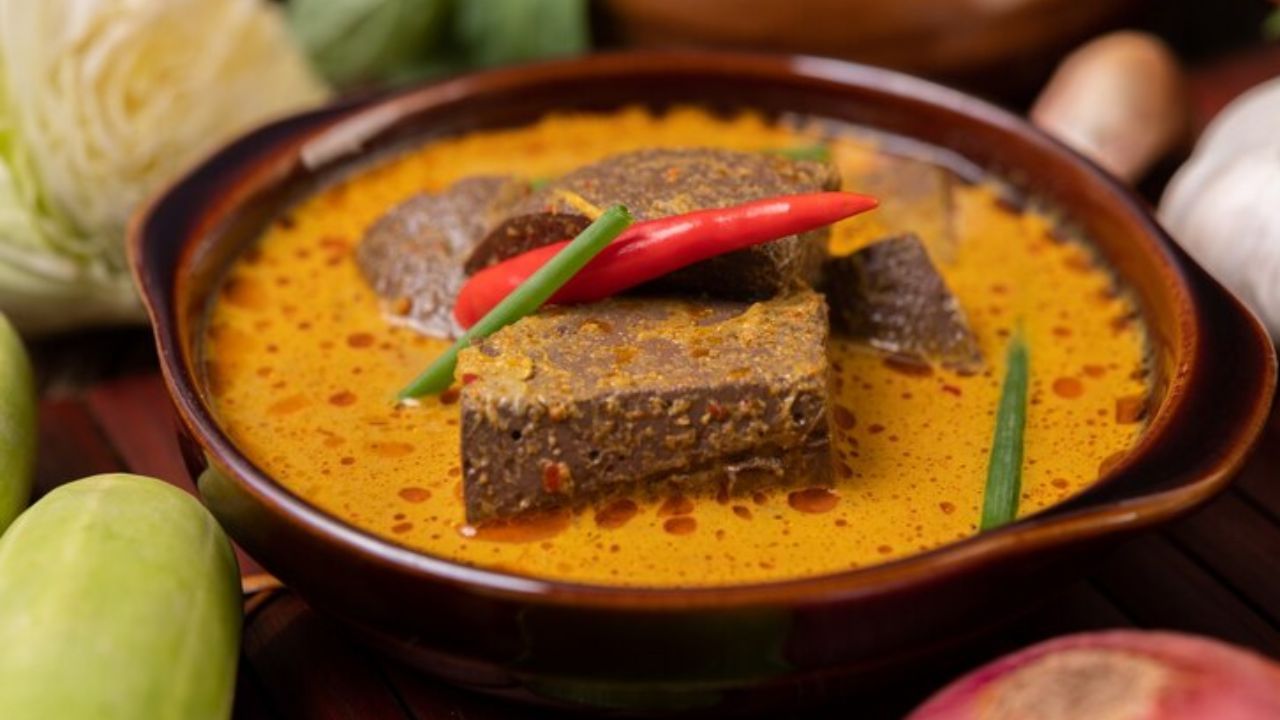 മീന് കറി തയാറാക്കുന്നതിനാവശ്യമായ സാധനങ്ങള്- മീന് 400 ഗ്രാം, ചെറിയ ഉള്ളി 8 എണ്ണം, ഇഞ്ചി ഒന്ന് ചെറുത്, വെളുത്തുള്ളി 2 അല്ലി, പച്ചമുളക് 4 എണ്ണം. (Image Credits: Freepik)