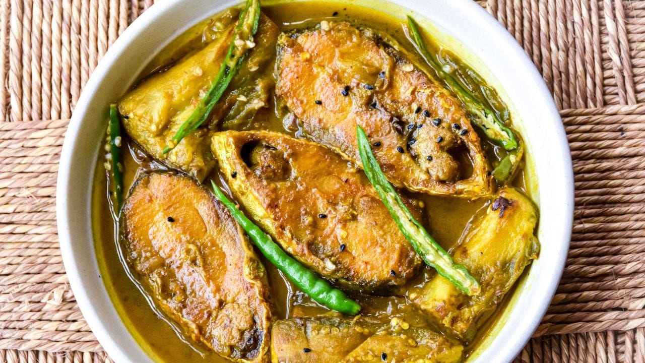 വെളിച്ചണ്ണ, തക്കാളി 1, കുടംപുളി 3 എണ്ണം, തേങ്ങാപ്പാല് കട്ടിയുള്ളത് അരക്കപ്പ്, മുളക് പൊടി (കാശ്മീരി) 4 ടീസ്പൂണ്, മഞ്ഞള് പൊടി അര ടീസ്പൂണ്, മല്ലിപ്പൊടി അര ടീസ്പൂണ്, കടുക് 1 ടീസ്പൂണ്, കറിവേപ്പില. (Image Credits: Unsplash)