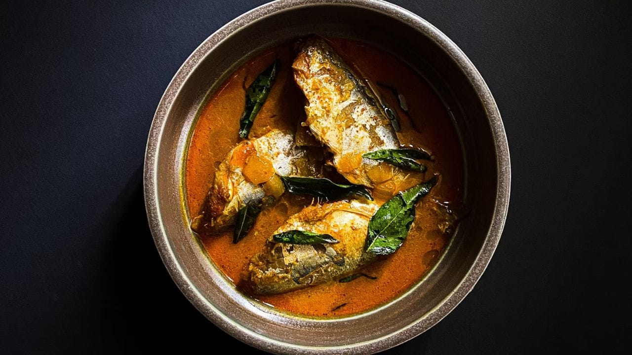 നന്നായി തിളച്ചതിന് രണ്ട് മിനിറ്റ് ശേഷം മീന് ഇട്ട് കൊടുക്കാം. കൂടെ ആവശ്യത്തിന് വെള്ളമൊഴിക്കുകയും വേണം. മീന് നന്നായി വെന്തതിന് ശേഷം വെളിച്ചെണ്ണയും തേങ്ങാപ്പാലും ചേര്ത്ത് ചൂടാക്കി തീ അണയ്ക്കാം. ശേഷം ഒരു പാനില് എണ്ണ ഒഴിച്ച് ചൂടാക്കി കടുകും കറിവേപ്പിലും ഇട്ട് ചൂടാക്കി കറിയിലേക്ക് ഒഴിക്കാം. മീന് കറി റെഡി. (Image Credits: Unsplash)