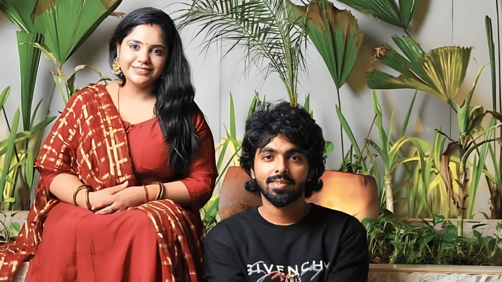 ഒരേ മേഖലയിൽ പ്രവർത്തിക്കുന്നവർ, ഏറെക്കാലമായി അറിയാവുന്നവർ, പരസ്പരം കരിയറിന് പിന്തുണ നൽകിയവർ എന്നിങ്ങനെ പല ഘടകങ്ങൾ ഉണ്ടായിരുന്നിട്ടും ഇവർ പിരിയാൻ തീരുമാനിക്കുകയായിരുന്നു. എന്നാൽ, ജിവി പ്രകാശിന്റെ കുടുംബത്തിന് ഈ വേർപിരിയൽ ഉൾക്കൊള്ളാൻ കഴിഞ്ഞിട്ടില്ല. ഇവർ വീണ്ടും ഒന്നിക്കുമെന്ന പ്രതീക്ഷയിലാണ് താൻ എന്ന് ജിവി പ്രകാശിന്റെ അമ്മ തന്നെ പറഞ്ഞിരുന്നു. (Image Credits: Facebook)