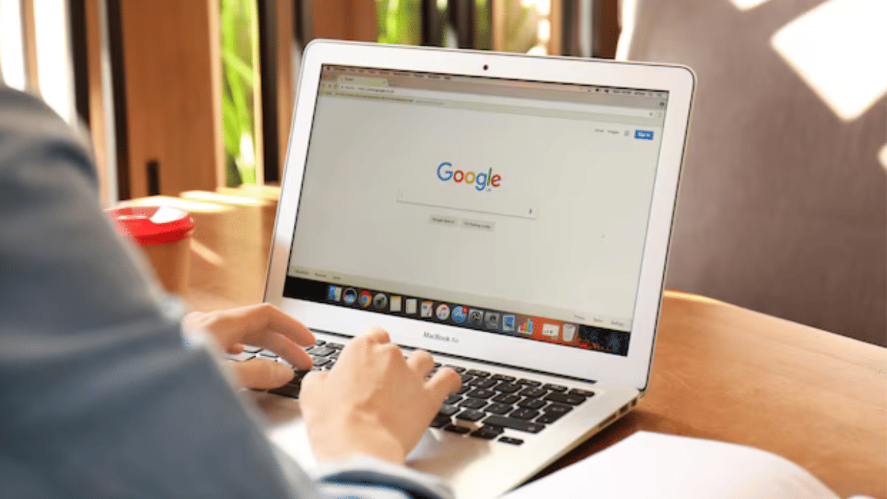 വാർത്താ പോഡ്‌കാസ്റ്റിന് സമാനമായാണ് ഈ ഫീച്ചർ ​ഗൂ​ഗിൾ അവതരിപ്പിച്ചിരിക്കുന്നത്. നിലവിൽ യുഎസിലുള്ളവർക്കാണ് ഈ ഫീച്ചർ ലഭ്യമാകുകയുള്ളൂ. ആർട്ടിഫിഷ്യൽ ഇൻറലിജൻസിൻ്റെ സഹായത്തോടെയാണ് വാർത്തകൾ ഓഡിയോയാക്കി മാറ്റുന്നത്.