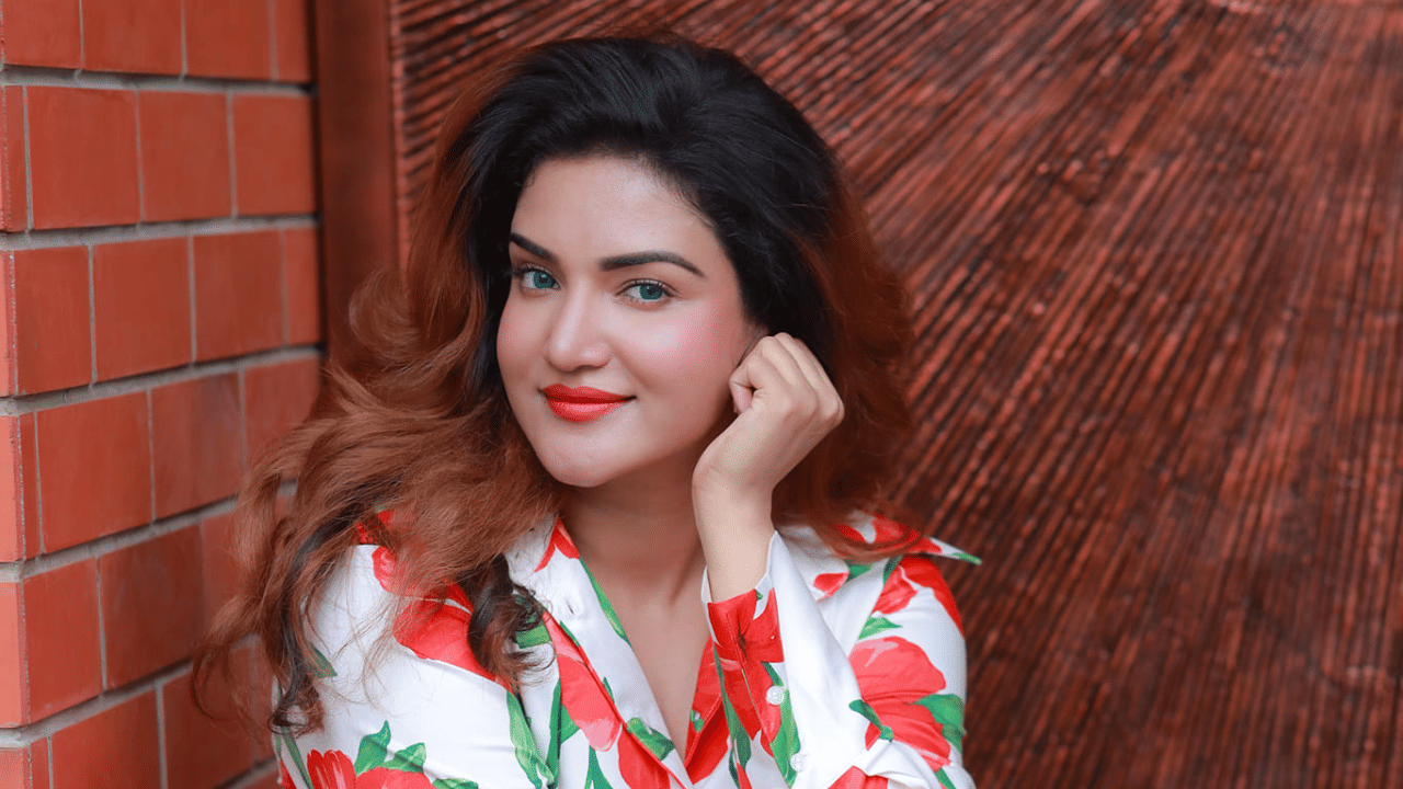 പാലക്കാട് ജില്ലയിലെ ഒരു നവീകരിച്ച ഷോറൂമിന്റെ ഉദ്ഘാടകയായാണ് ഹണി റോസ് എത്തുന്നത്. ഇതുമായി ബന്ധപ്പെട്ട ഒരു റീൽസ് വീഡിയോ ആണ് ഹണി സമൂഹ മാധ്യമങ്ങളിൽ പോസ്റ്റ് ചെയ്തിരിക്കുന്നത്. വീഡിയോയ്ക്ക് താഴെ പ്രേക്ഷകരിൽ നിന്ന് സമ്മിശ്ര പ്രതികരണങ്ങളാണ് വരുന്നത്. (Image Credits: Honey Rose Facebook)