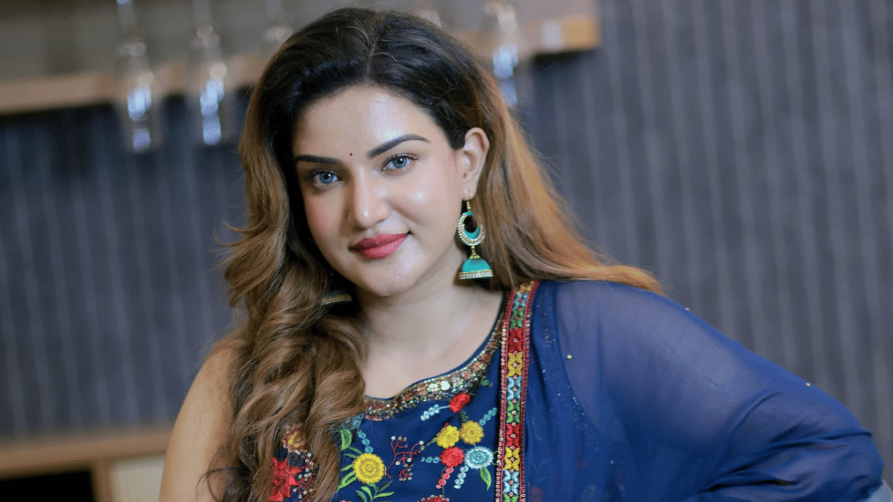 മലയാളികൾക്ക് ഏറെ സുപരിചിതയാണ് നടി ഹണി റോസ്. കഴിഞ്ഞ ഏതാനും ദിവസങ്ങളായി വാർത്തകളിൽ നിറഞ്ഞു നിൽക്കുന്നതും താരത്തിന്റെ പേരാണ്.  ബോബി ചെമ്മണ്ണൂർ പരസ്യമായി നടത്തിയ ദ്വയാർത്ഥ പ്രയോഗത്തിനെതിരെ നടി പോലീസിൽ പരാതി നൽകിയതോടെയാണ് വിഷയം സമൂഹ മാധ്യമങ്ങളിൽ ചർച്ചയാകുന്നത്. (Image Credits: Honey Rose Facebook)