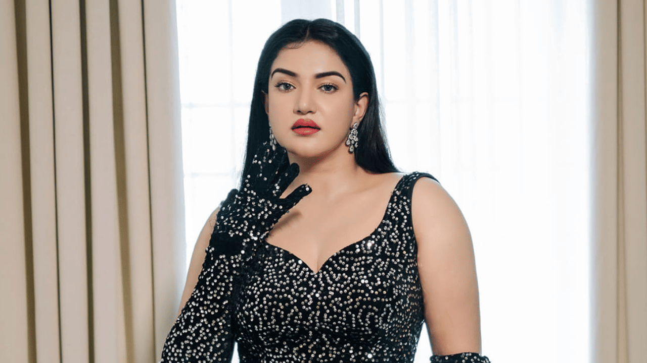 എന്നാൽ ഇപ്പോൾ ഹണി റോസ് വീണ്ടും കംബാക്കിന് ഒരുങ്ങുകയാണ്. തിരിച്ചുവരവിന്റെ സൂചനകൾ നൽകി കൊണ്ടാണ് ഹണിയുടെ പുതിയ വീഡിയോ വന്നിരിക്കുന്നത്. വീണ്ടും തന്നെ ഉദ്ഘാടന വേളയിൽ കാണാമെന്ന സന്തോഷ വാർത്തയാണ് താരം പങ്കുവെച്ചിരിക്കുന്നത്. (Image Credits: Honey Rose Facebook)