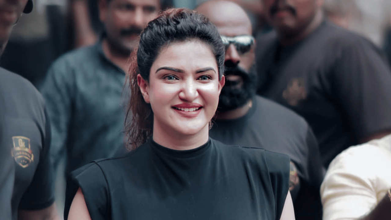 എന്നാൽ ഈ വർഷം ആരംഭിച്ചത് മുതൽ തന്റെ ഫോട്ടോകൾ പോസ്റ്റ് ചെയ്യുന്നതിനേക്കാളും പല പ്രസ്താവനകളും പങ്കുവയ്ക്കാൻ ആണ് താരം സമൂഹ മാധ്യമങ്ങൾ ഉപയോഗിച്ചത്. ബോബി ചെമ്മണ്ണൂർ, രാഹുൽ ഈശ്വർ എന്നിവരുടെ വിവാദപരമായ പരാമർശങ്ങൾക്ക് താരം മറുപടി നൽകിയത് സമൂഹ മാധ്യമങ്ങളിലൂടെ ആയിരുന്നു. (Image Credits: Honey Rose Facebook)