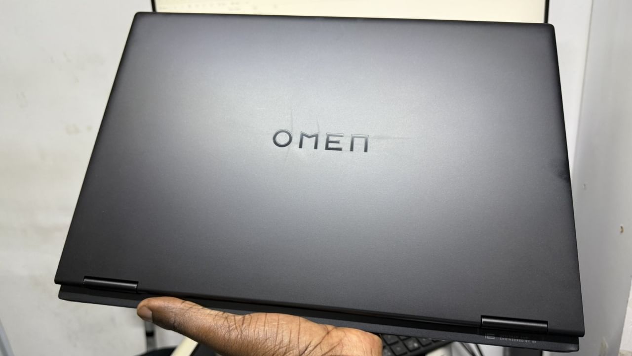 എച്ച്പി ഒമെൻ മാക്സ് 16 ലാപ്ടോപ്പിൻ്റെ വില 1699 ഡോളറിലാണ് ആരംഭിക്കുക. ഇന്ത്യൻ കറൻസിയിൽ ഏതാണ്ട് 1,46,000 രൂപ വരും. രണ്ട് നിറങ്ങളിലാണ് ഈ ലാപ്ടോപ്പ് ലഭ്യമാവുക. സെറാമിക് വൈറ്റ്, ഷാഡോ ബ്ലാക്ക് എന്നീ നിറങ്ങളിൽ ലാപ്ടോപ്പ് ലഭിക്കും. ഇന്ത്യയിൽ എന്ന് വരുമെന്ന് വ്യക്തമല്ല. (Image Courtesy - Social Media)