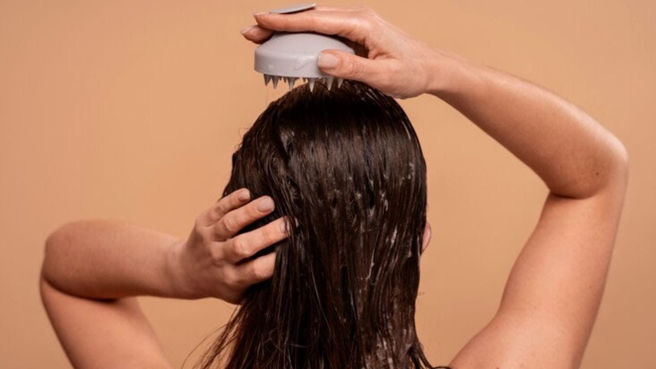 ഒരു പാത്രിത്തില്‍ മുടിയുടെ നീളത്തിന് അനുസരിച്ച് കറിവേപ്പില പൊടിച്ചെടുക്കുക. ഇതിലേക്ക് അല്‍പ്പം തൈരും കുറച്ച് കഞ്ഞിവെള്ളവും ചേര്‍ത്ത് നന്നായി യോജിപ്പിച്ചെടുക്കാം. ഈ പായ്ക്ക് മുടിയിലും തലയോട്ടിയിലും തേച്ച് പിടിപ്പിക്കുക. 20 മിനിറ്റിന് ശേഷം കഴുകി കളയാവുന്നതാണ്. (Image Credits: Freepik)