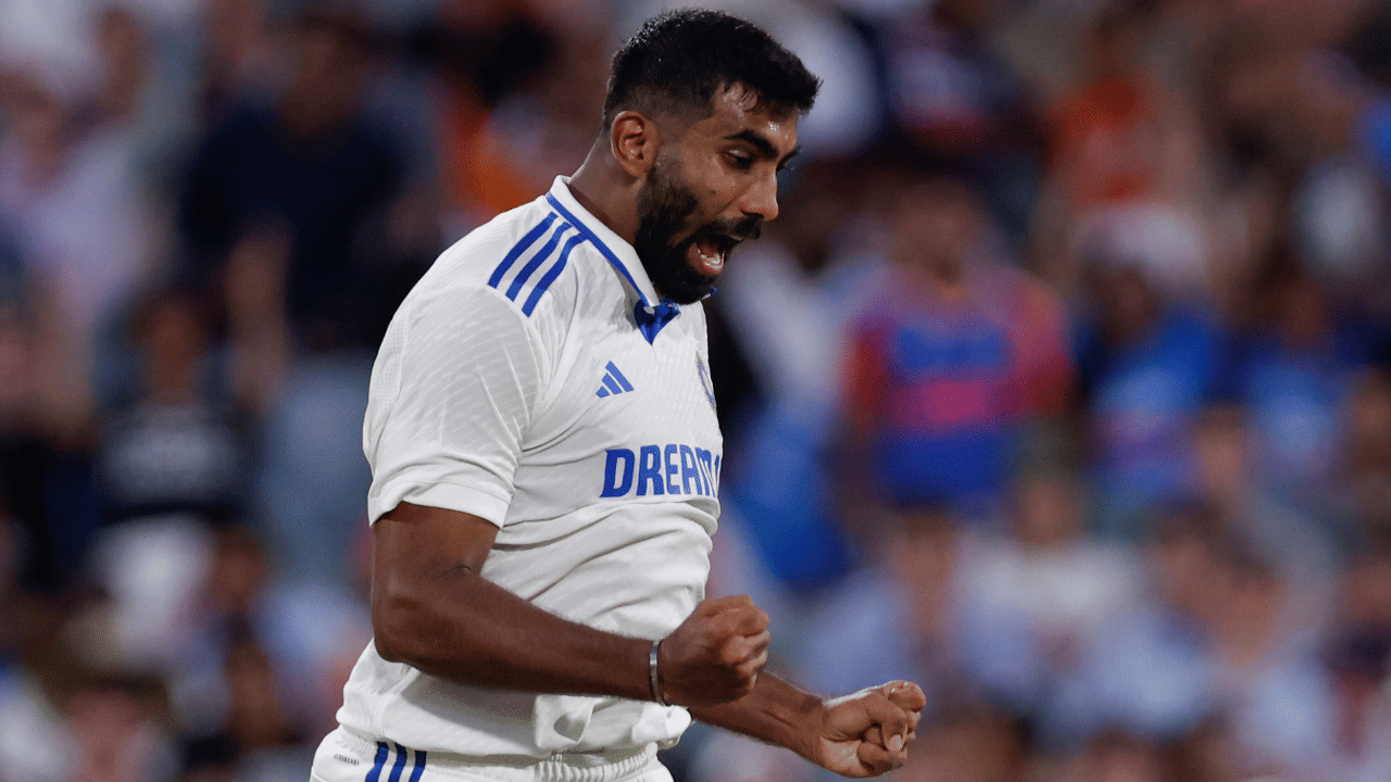 ചാമ്പ്യന്സ് ട്രോഫിക്ക് മുന്നോടിയായി ജോലിഭാരം നിയന്ത്രിക്കാന് ജസ്പ്രിത് ബുംമ്രയ്ക്ക് വിശ്രമം അത്യാവശ്യമാണ്. ബോർഡർ ഗവാസ്കർ ജസ്പ്രീത് ബുമ്രയെ മാത്രം ആശ്രയിച്ചാണ് ഇന്ത്യയുടെ ബൗളിംഗ് ആക്രമണം. (Image Credits: PTI)