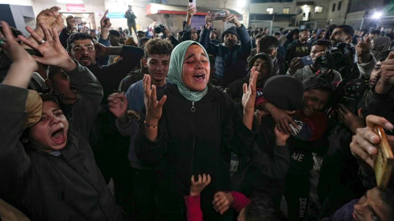 Israel – Palestine : ഇസ്രയേൽ മന്ത്രിസഭായോഗം അംഗീകാരം നൽകി; ഗസയിൽ വെടിനിർത്തൽ കരാർ നാളെമുതൽ പ്രാബല്യത്തിൽ Israel – Palestine : ഇസ്രയേൽ മന്ത്രിസഭായോഗം അംഗീകാരം നൽകി; ഗസയിൽ വെടിനിർത്തൽ കരാർ നാളെമുതൽ പ്രാബല്യത്തിൽ
