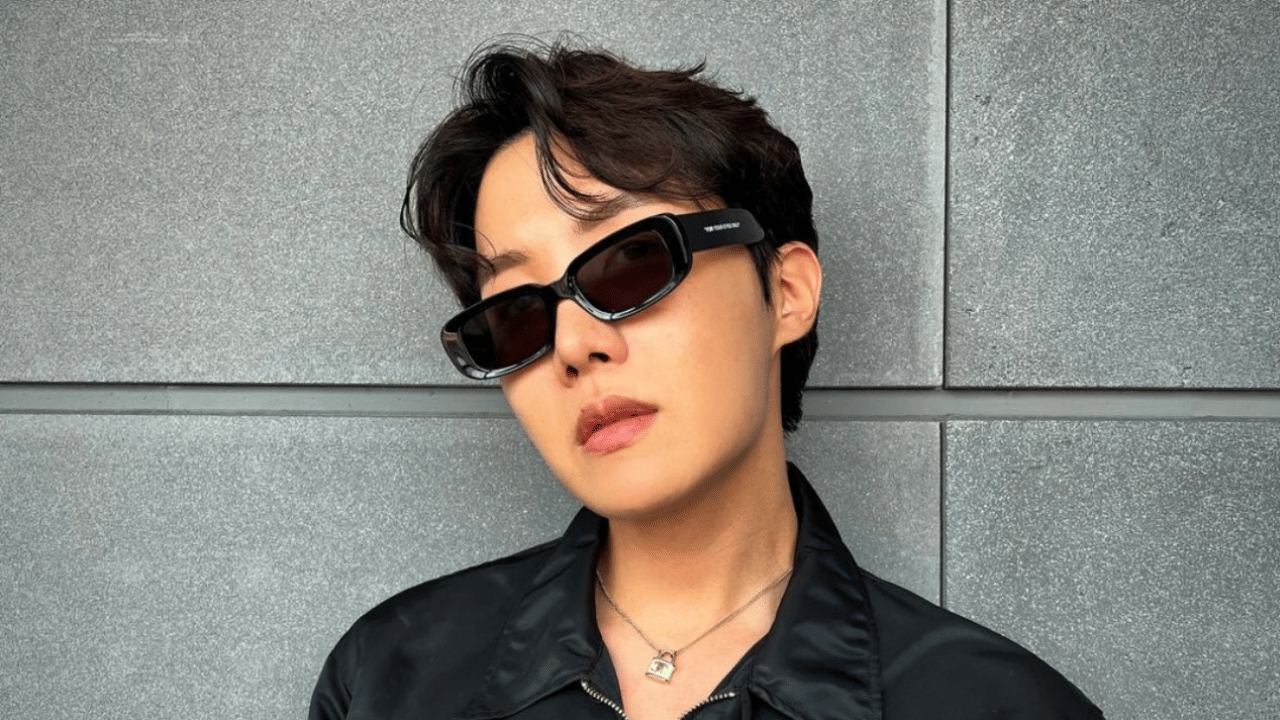 അതേസമയം, ജെ-ഹോപിന്റെ സോളോ ടൂറായ 'ഹോപ് ഓൺ ദി സ്റ്റേജ്' ആരംഭിക്കുന്നത് ഫെബ്രുവരി 28-നാണ്. ഫെബ്രുവരിയിൽ കൊറിയയിലെ സിയോളിൾ വെച്ച് ആരംഭിക്കുന്ന ടൂർ, പിന്നീട് യുണൈറ്റഡ് സ്റ്റേറ്റ്സ്, ചിക്കാഗോ, സാൻ അന്റോണിയോ, ഓക്ക്ലാൻഡ്, ലോസ് ഏഞ്ജലസ്, മെക്സിക്കോ, മനില, സിംഗപ്പൂർ, ജക്കാർത, സൈത്തമ, തായ്പേയ്, ഒസാകാ, ബാംഗ്കോക് എന്നീ രാജ്യങ്ങളിൽ കൂടി എത്തുന്നതോടെ ടൂർ അവസാനിക്കും. (Image Courtesy: X)