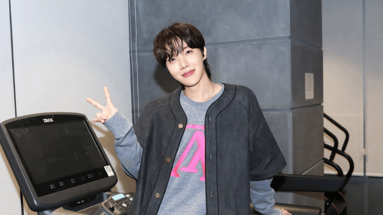 തങ്ങളുടെ രാജ്യങ്ങളിലേക്ക് എന്നെത്തുമെന്ന് താരത്തോട് ചോദിക്കുകയാണ് ആരാധകർ. കെപോപ്പ് താരങ്ങൾ ആരാധകരുമായി സംവദിക്കാൻ
ഉപയോഗിക്കുന്ന, ഹൈബ് കോർപറേഷൻ കൊണ്ടുവന്ന ആപ്പായ ‘വീവേഴ്സ്’-ലൂടെയാണ് ആരാധകർ താരത്തോട് തങ്ങളുടെ നിരാശ പങ്കുവെച്ചത്. ഇതിന് താരം നൽകിയ മറുപടിയാണ് ഇപ്പോൾ ശ്രദ്ധ നേടുന്നത്. (Image Courtesy: X)