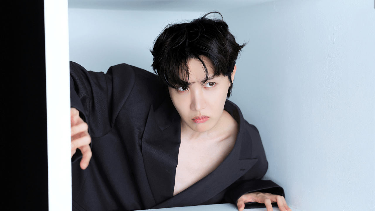 ബ്രസീലിൽ നിന്നുള്ള ആരാധിക പങ്കുവെച്ച പോസ്റ്റിനായിരുന്നു താരം ആദ്യം മറുപടി നൽകിയത്. "എനിക്ക് വളരെ സങ്കടമുണ്ട്. ഈ വാർത്തയ്ക്ക് ശേഷം എനിക്ക് ജോലി ചെയ്യാൻ പോലും കഴിഞ്ഞില്ല. ബിടിഎസ് ബ്രസീലിലേക്ക് വരുമെന്ന് ഞാൻ കരുതുന്നില്ല." എന്നായിരുന്നു ആരാധിക പറഞ്ഞത്. 'എനിക്കൊരു അവസരം ലഭിച്ചാൽ ഉറപ്പായും ഞാൻ അവിടെ എത്തും' എന്നായിരുന്നു ജെ-ഹോപിന്റെ മറുപടി. (Image Courtesy: X)