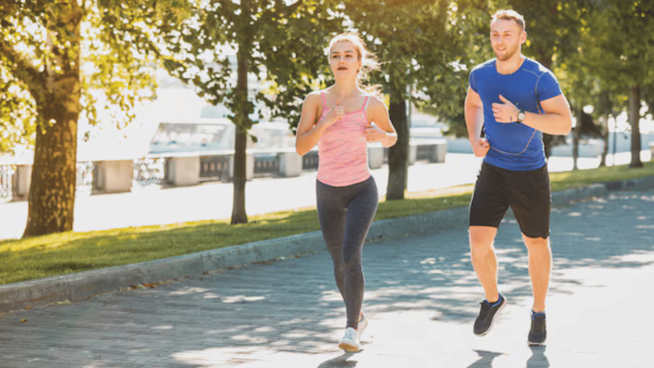  ഒരു കോശത്തിന് ശരിയായി പ്രവർത്തിക്കാൻ കഴിയാതെ വരികയും കാലക്രമേണ വിഭജിക്കാനുമുള്ള കഴിവ് കുറയുന്നതിനെയുമാണ് കോശ വാർദ്ധക്യം എന്ന് പറയുന്നത്. 
